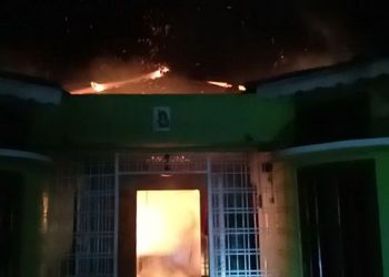 নগাঁৱৰ ৰূপহীহাটত অগ্নিকাণ্ড; অগ্নিনিৰ্বাপকৰ বাহন পলমকৈ উপস্থিত হোৱাত ক্ষুভিত স্থানীয় ৰাইজ
