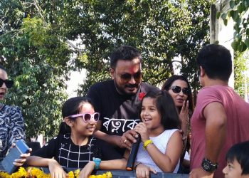 মা কামাখ্যাৰ আশীৰ্বাদ লৈ ‘ৰত্নাকৰ’ৰ শেষ প্ৰচাৰ চলালে টিম ৰত্নাকৰে