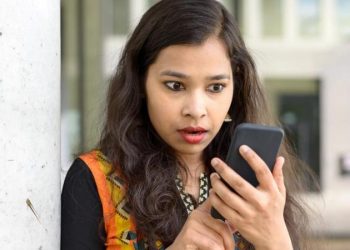 shocked-girl-holding-cell-phone_b7e10b08-9a20-11e7-bef3-183dfba5e438