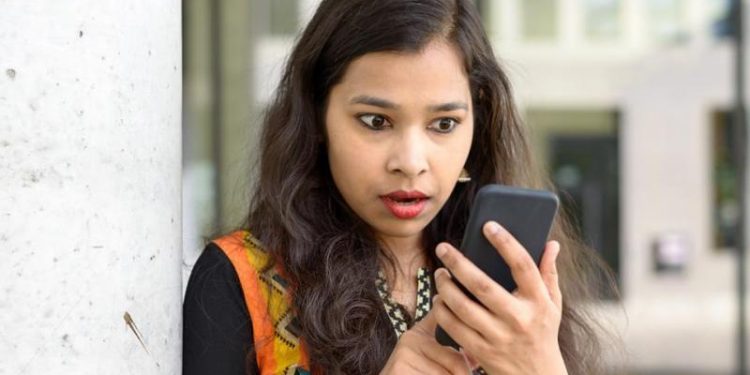 shocked-girl-holding-cell-phone_b7e10b08-9a20-11e7-bef3-183dfba5e438