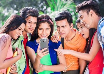 surprised-indian-group-college-students-reading-text-messaging-on-JB6F8M