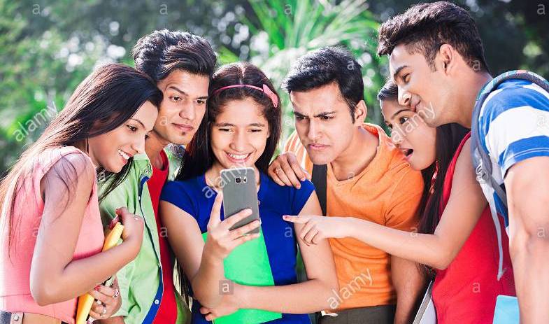 surprised-indian-group-college-students-reading-text-messaging-on-JB6F8M
