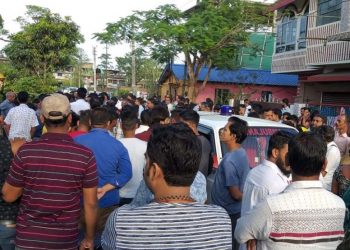 ফ্ল’ৰ মিলৰ কৰ্মচাৰীক হত্যাৰ প্ৰতিবাদত বন্ধ থাকিল ডিব্ৰুগড় নগৰৰ ব্যৱসায়ীক প্ৰতিষ্ঠান