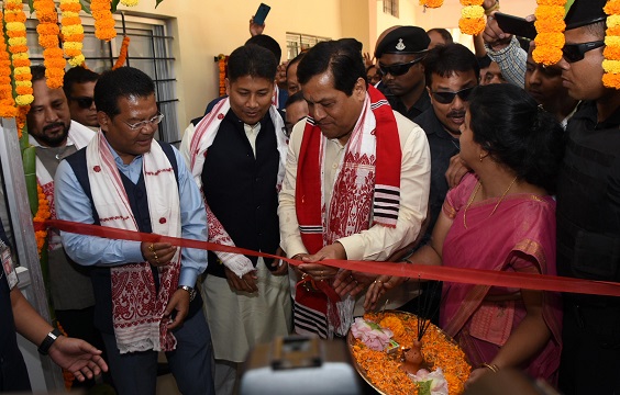 Chief Minister Sarbananda Sonowal inaugurating Jengraimukh Model Hospital at Ujani Majuli on 12-11-19. pix by UB PHOTOS