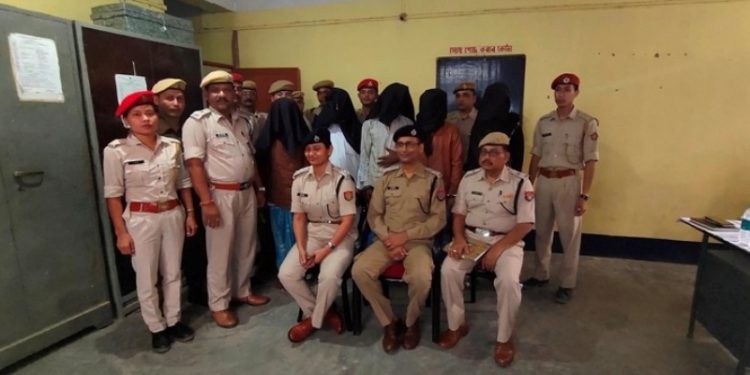 হোজাই আৰক্ষীৰ জালত নাবালিকা অপহৰণত অভিযুক্ত লোককেইজন। ফটো: নৰ্থইষ্ট নাও