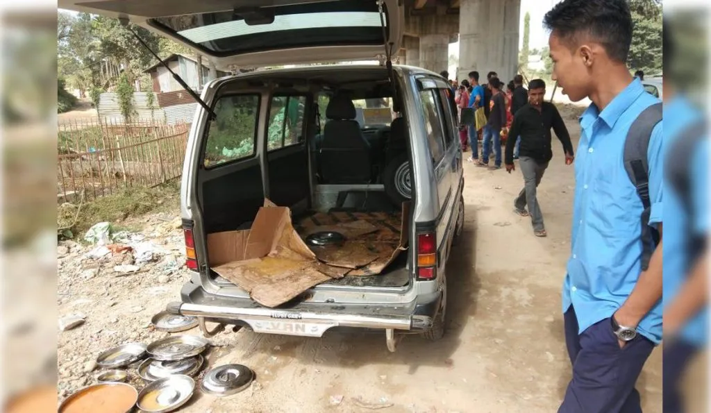 শিলচৰত মধ্যাহ্ন ভোজনৰ গাড়ী লণ্ডভণ্ড কৰিলে ৰান্ধনীসকলে; নিম্নমানৰ খাদ্য অনাৰ অভিযোগ