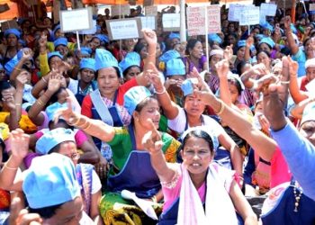 মধ্যাহ্ন ভোজনৰ দায়িত্ব NGOক গটোৱাৰ প্ৰতিবাদত ধাৰাবাহিক আন্দোলনত নমাৰ সিদ্ধান্ত মধ্যাহ্ন ভোজন ৰান্ধনী আৰু সহায়িকা সন্থাৰ
