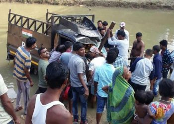 নগাঁৱৰ আমনিত দলঙৰ ৰেলিং ভাঙি নৈত পৰিল মিনি ট্ৰাক; দুজন আহত