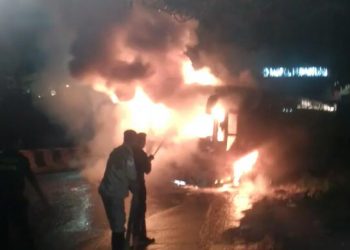 খানাপাৰাত ঘাইপথৰ ওপৰত দপদপকৈ জ্বলি উঠিল যাত্ৰীভৰ্তি নৈশবাছ