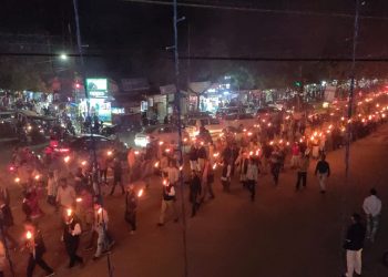 “জাতি আজি ৰাজপথত সৰ্বা তোমাৰ লাজ নাই”, আছুৰ নেতৃত্বত শিৱসাগৰবাসীৰ প্ৰতিবাদ