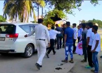পাটাছাৰকুছিত জয়ন্ত মল্ল বৰুৱাক আছুৰ ক’লা পতাকা প্ৰদৰ্শন