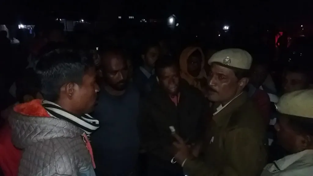 পথ দুৰ্ঘটনাক কেন্দ্ৰ কৰি পুৰণিগুদামত উত্তপ্ত পৰিস্থিতি; ঘাইপথ অৱৰোধ
