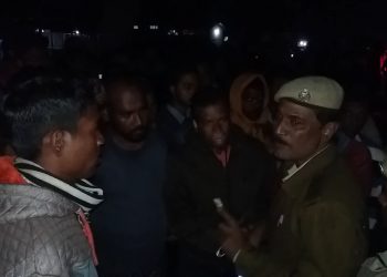 পথ দুৰ্ঘটনাক কেন্দ্ৰ কৰি পুৰণিগুদামত উত্তপ্ত পৰিস্থিতি; ঘাইপথ অৱৰোধ