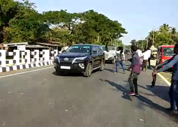 তামুলপুৰত ‘কেব’ক সমৰ্থন জনোৱা হাগ্ৰামা মহিলাৰীক আছুৰ ক’লা পতাকা প্ৰদৰ্শন