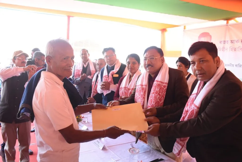 শিৱসাগৰত ২০২৬ গৰাকী ভূমিহীন লোকৰ মাজত ভূমি পট্টা আৰু আৱণ্টন পত্ৰ বিতৰণ