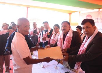 শিৱসাগৰত ২০২৬ গৰাকী ভূমিহীন লোকৰ মাজত ভূমি পট্টা আৰু আৱণ্টন পত্ৰ বিতৰণ