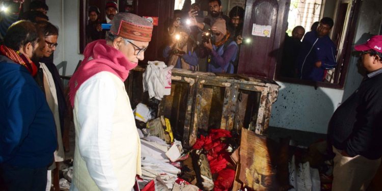 পাৰ্টি অ'ফিচত প্ৰাক্তন মুখ্য মন্ত্ৰী মাণিক সৰকাৰ
