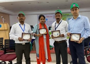 SBI টীয়ক শাখাৰ দুজন বিষয়ালৈ গ্ৰীন চেনেল উৎকৃষ্ট আঁচনিৰ অধীনত শ্ৰেষ্ঠ বঁটা