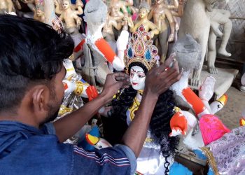 দুদিনীয়া সৰস্বতী পূজাক লৈ পুৰণিগুদামত ব্যস্ত ছাত্ৰ-ছাত্ৰী আৰু মৃৎ-শিল্পী