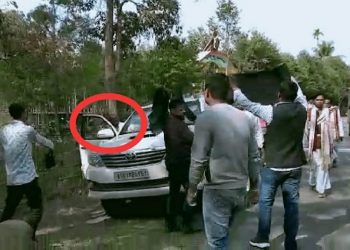নিজ সমষ্টিতে বিজেপি বিধায়ক মৃনাল শইকীয়াক ক’লা পতাকা প্ৰদৰ্শন