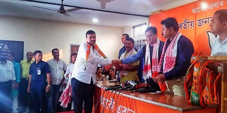 বিজেপিত যোগদান কৰাৰ সময়ত নিবনুৱা সন্থাৰ প্ৰাক্তন সভাপতি নীলমণি হাজৰিকা। যোৱা বছৰৰ ২৭ এপ্ৰিলৰ এটা ৰাজনৈতিক দৃশ্য।
