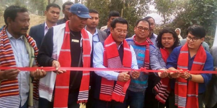 শিবিৰ উন্মোচন কৰি থকা অৱস্থাত মন্ত্ৰী নৱ কুমাৰ দলে, ফ'টো- ফৰহানা আহমেদ