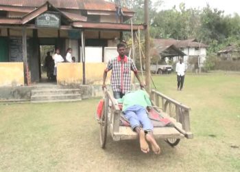 ঠেলাত ৰোগী কঢ়িয়াব লগা হৈছে চাপানলাত