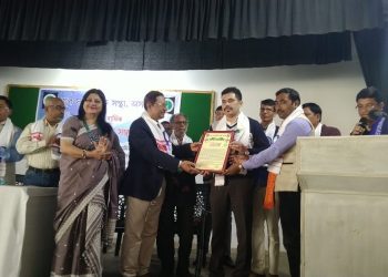 ৰাজদ্বীপ বাইলুং বৰুৱা আৰু শোণিত কুমাৰ ভূঞালৈ সংবাদ শিৰোমণি বঁটা