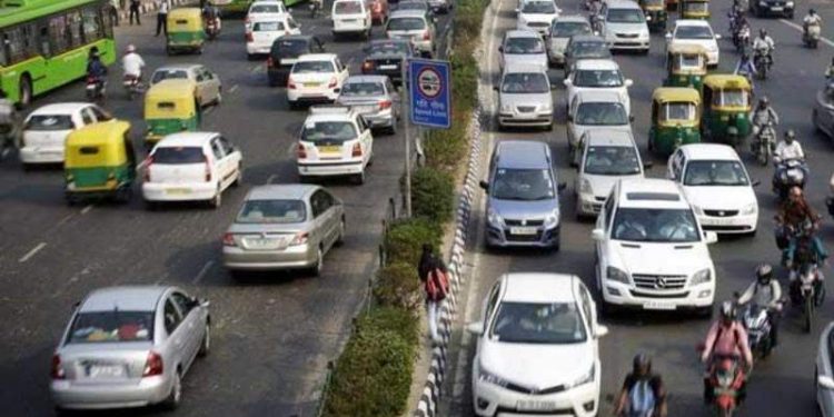 number-of-vehicles-on-delhi-roads-over-1-crore-with-more-than-70-lakh-two-wheelers-economic-survey