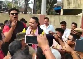 বিহুক গেৰুৱাকৰণ; ডিমৌত বিজেপি কৰ্মীৰ ৰোষত পৰিল সংগীত শিল্পী মানস ৰবীন