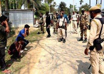 1police-personnel-make-curfew-violaters-hold-their-1002640