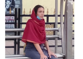মহানগৰীৰ ৰাজপথত ৰাছিয়ান যুৱতী…. আৰু তাৰ পাছত?