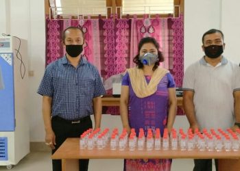 গোলাঘাটৰ দেৱৰাজ ৰয় মহাবিদ্যালয়ৰ প্ৰবক্তাসকলে প্ৰস্তুত কৰিছে হেণ্ড চেনিটাইজাৰ