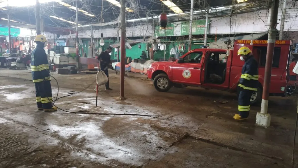ক’ৰ’না ভাইৰাছ : চেনিটাইজ কৰা হয় শিৱসাগৰ নগৰৰ কেন্দ্ৰীয় বজাৰ
