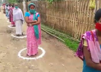 টীয়ক চাহ বাগিচাৰ শ্ৰমিকক বিনামূলীয়া মাস্ক যোগান বাগিচা কৰ্তৃপক্ষৰ