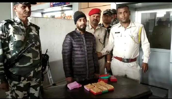গুৱাহাটী ৰে’ল ষ্টেশ্যনত গাঞ্জা আৰু হিৰ’ইন জব্দ; এজনক আটক