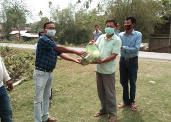 হিমন্ত বিশ্বৰ আহ্বানক সঁহাৰি জনায় বগীদ’লত চৰকাৰী কৰ্মচাৰীয়ে বিতৰণ কৰিলে খাদ্য সামগ্ৰী