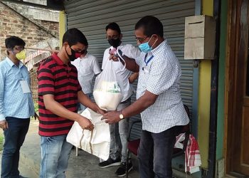 শিৱসাগৰত হকাৰক খাদ্য সামগ্ৰীৰ লগতে মাস্ক, চেনিটাইজাৰ বিতৰণ ‘জনসেৱা’ৰ