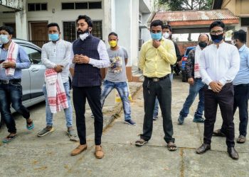 বোকাখাতত সাংবাদিকক সম্বৰ্ধনা আৰু মাস্ক প্ৰদান যুৱ নেতা আকাশ ফুকনৰ