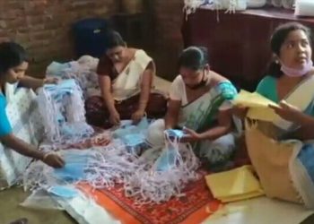 টীয়কত মাত্ৰ চাৰি দিনত পাঁচ হাজাৰ মাস্ক তৈয়াৰ কৰিলে এদল মহিলাই