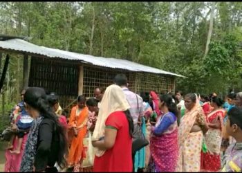 টীয়কত ল’কডাউনৰ নিয়ম উলংঘা কৰি বেংকৰ গ্ৰাহক সেৱা কেন্দ্ৰত গ্ৰাহকৰ ভিৰ