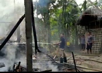 টীয়কত ৰহস্যজনক অগ্নিকাণ্ড; বোৱাৰীয়েকে জ্বলাই দিলে শহুৰেকৰ ঘৰ
