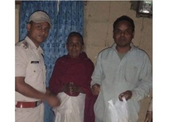 Lockdown: Teok police distributes medicine among poor and needy
