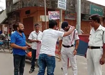 বৰপেটা চহৰত কৰ্তব্যৰত আৰক্ষীক ফুলাম গামোচাৰে বিহুৰ শুভেচ্ছা