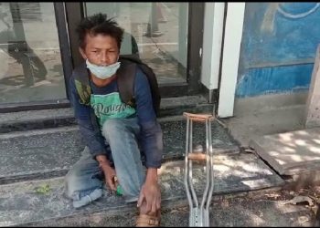 Lockdown: Assam on duty policemen provide food to a beggar in Guwahati's Bharalumukh