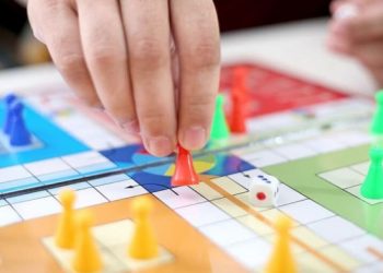 লুডু খেলত কাহ; ক’ৰ’নাতংকত আতংকিত হৈ এজনে গুলীয়াই আহত কৰিলে নিজৰে সতীৰ্থক