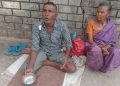 ল’কডাউনৰ সময়ত চান্দমাৰী উৰণীয়া সেতুৰ তলত খালী ভিক্ষা পাত্ৰ লৈ লঘোণে ভোকে বৃদ্ধ দম্পতি