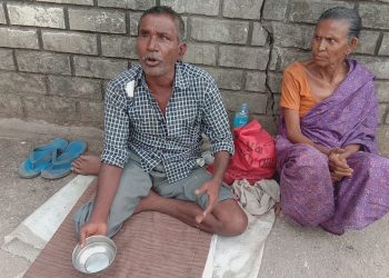 ল’কডাউনৰ সময়ত চান্দমাৰী উৰণীয়া সেতুৰ তলত খালী ভিক্ষা পাত্ৰ লৈ লঘোণে ভোকে বৃদ্ধ দম্পতি