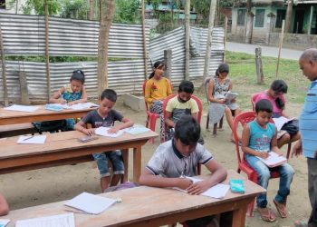 নলবাৰীত ছাত্ৰনেতা ভৱজিৎ বেজবৰুৱাৰ ব্যতিক্ৰমী পদক্ষেপ; নিজ ঘৰতে কোভিড-১৯ প্ৰতিৰোধী নিৰ্দেশনাৰ মাজেৰে শিক্ষাদান অঞ্চলটোৰ শিক্ষাৰ্থীক