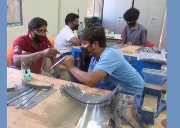 কোভিদ-১৯-ৰ সংক্ৰমণৰ পৰা আৰক্ষীক ৰক্ষাৰ বাবে পৰীক্ষামূলকভাৱে ফেচ শ্বিল্ড নিৰ্মাণ কৰিছে আই আই টি জম্মুৰ শিক্ষাৰ্থীয়ে